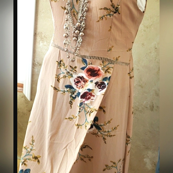 Light for Fashion Dress Tan & a pretty flower pattern Size M to L  NWT - Picture 7 of 8